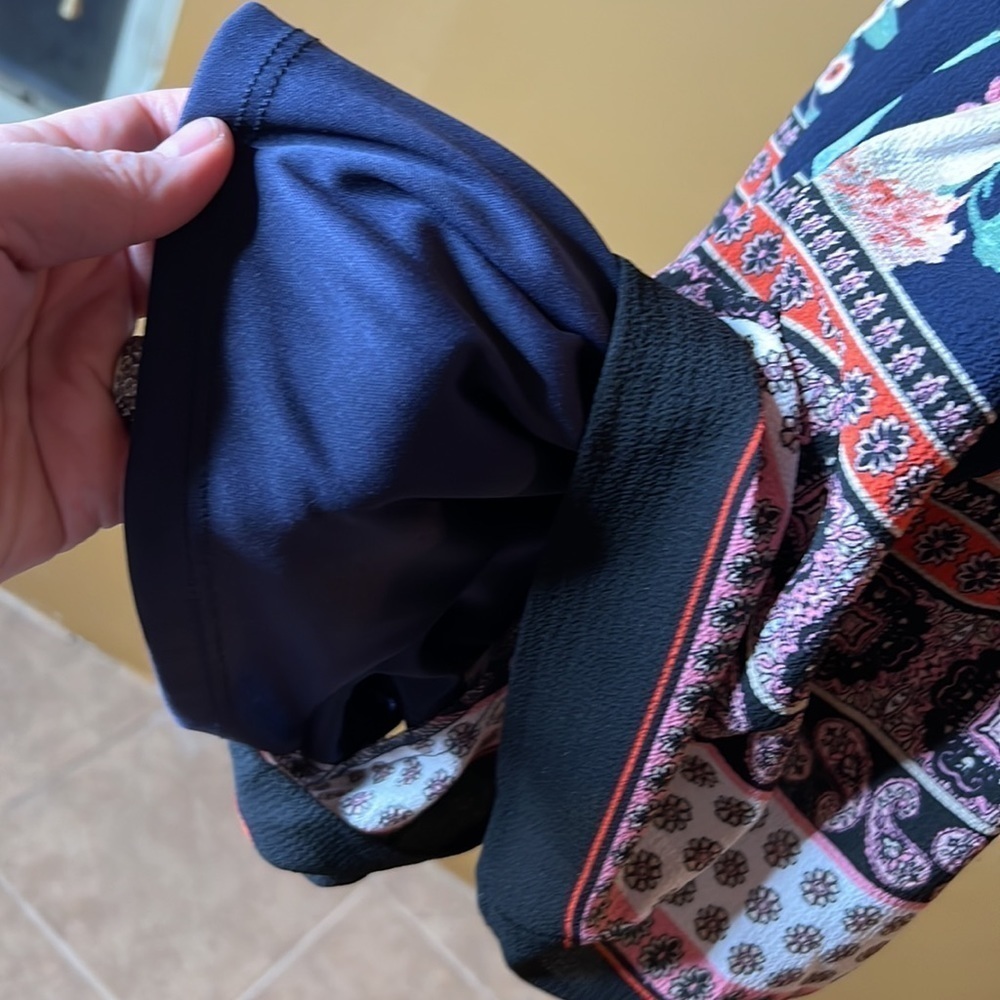 Three Pink Hearts Navy Floral Boho Romper Open Back Tie Waist Shorts Size XS - Picture 12 of 15
